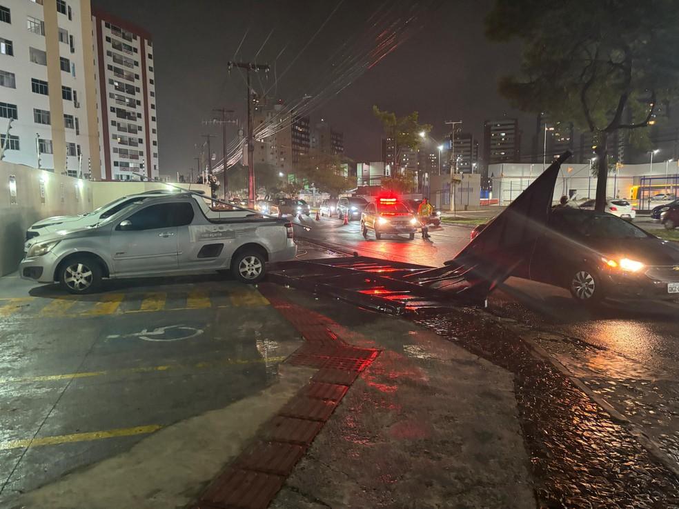 Cabo de energia é arrancado e atinge carro em Aracaju