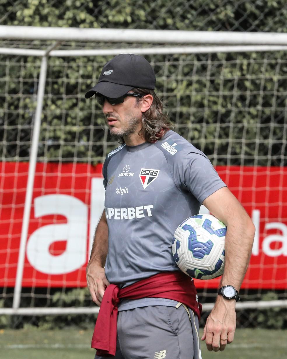 Zubeldía comanda treino do São Paulo no CT da Barra Funda