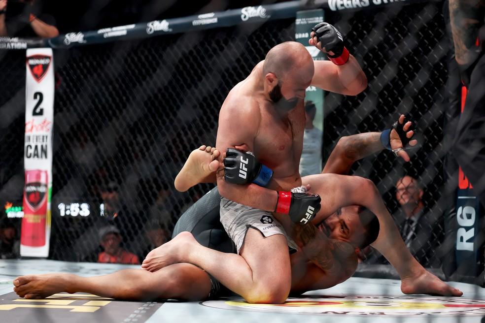 Brendson Ribeiro sofre com os golpes do russo Azamat Murzakanov no UFC 316