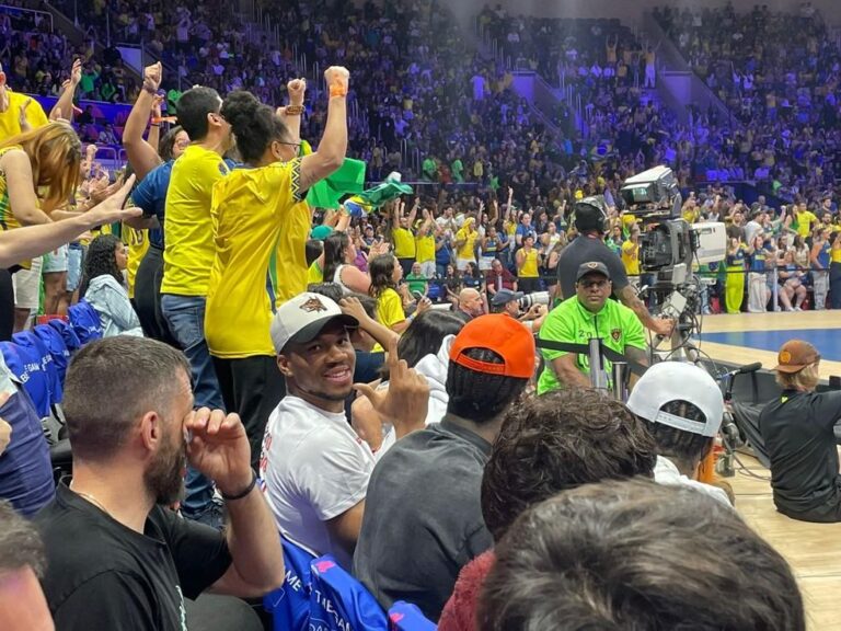 Astro da NBA, Giannis Antetokounmpo, marca presença na vitória da Itália sobre o Brasil no Maracanãzinho
