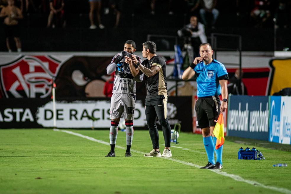 Thiago Carpini conversa com o goleiro Lucas Arcanjo