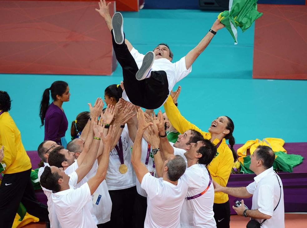 Zé Roberto e seleção feminina de vôlei campeã em Londres 2012