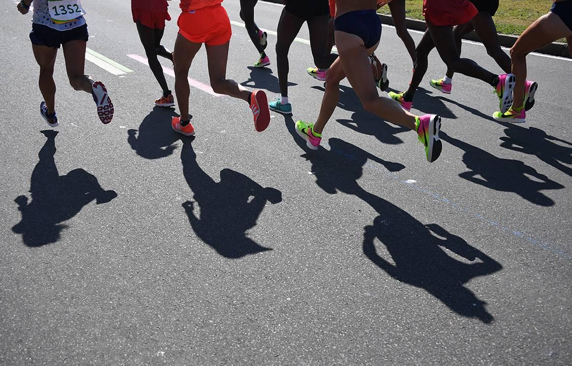 Maior festival de corridas de rua da América Latina, a Maratona do Rio reúne milhares de atletas, mas enfrenta reclamações pela organização neste ano.