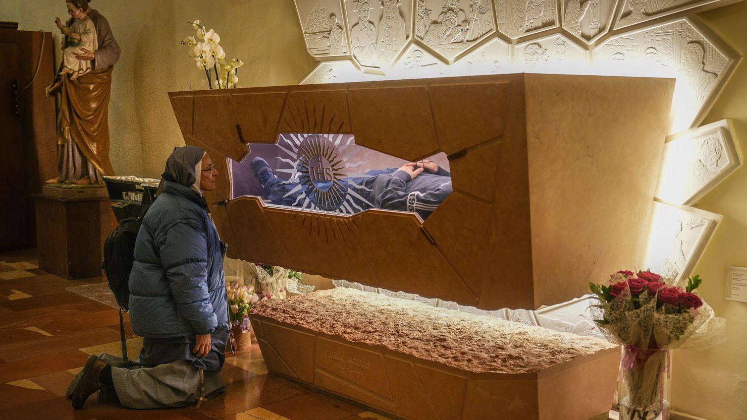 Uma freira reza no túmulo de Carlo Acutis na Igreja de Santa Maria Maggiore em Assis, Itália, em 18 de março de 2025.