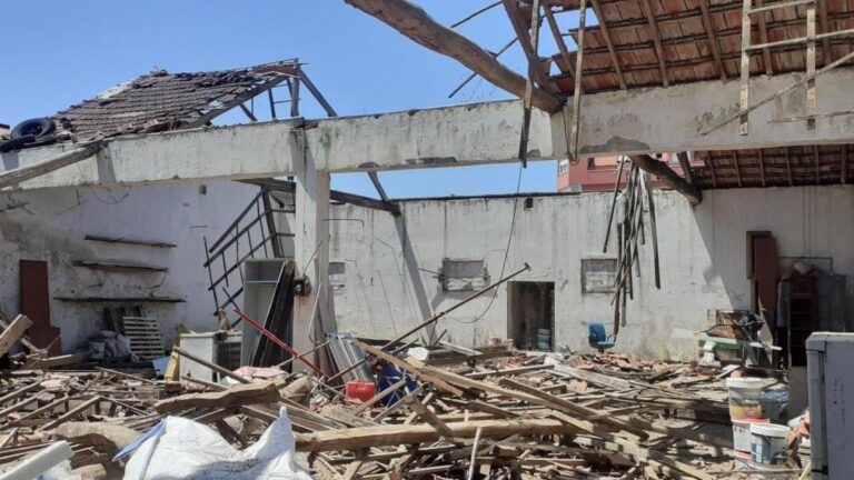 Colapso do Tejado de Nave Abandonada em Carballo Mobiliza Bombeiros