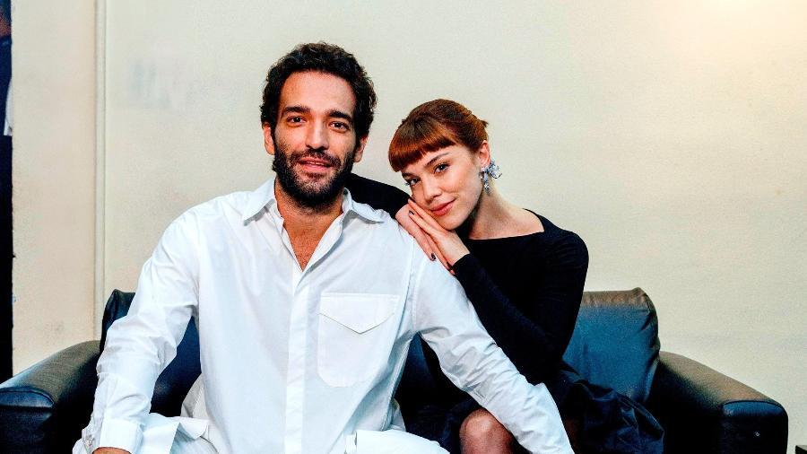 Humberto Carrão e Alice Wegmann