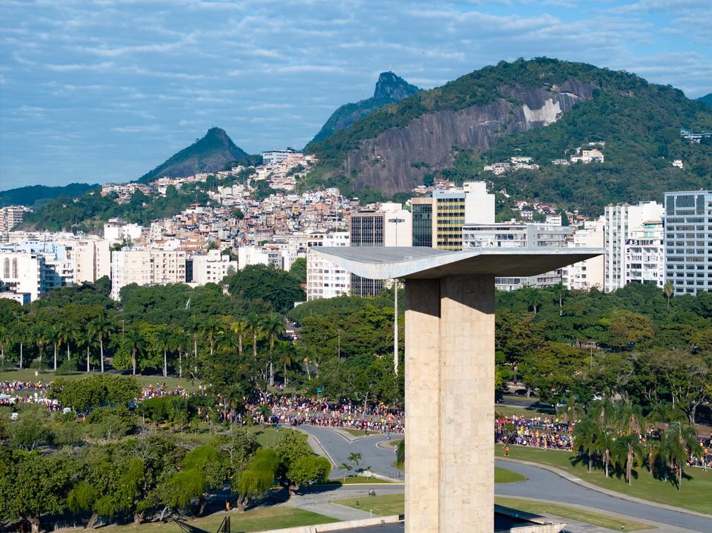 Corredores no Aterro do Flamengo durante a 23.ª edição da Maratona do Rio 2025.