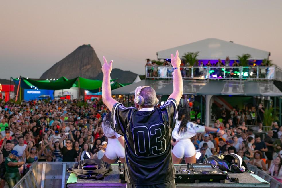 Show do DJ Malboro na arena pós-prova da Maratona do Rio.