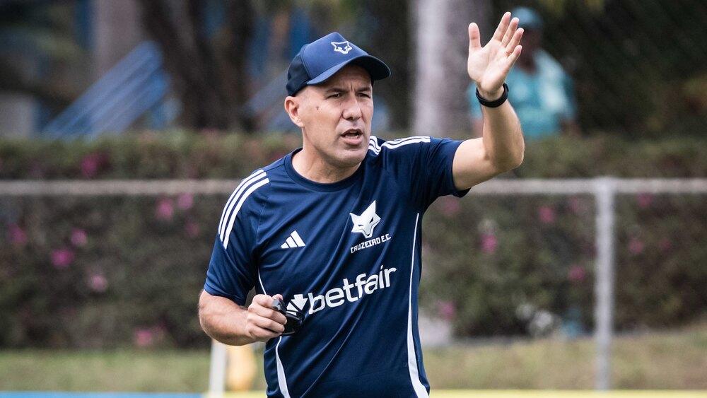Leonardo Jardim comandando treino do Cruzeiro na Toca da Raposa II.
