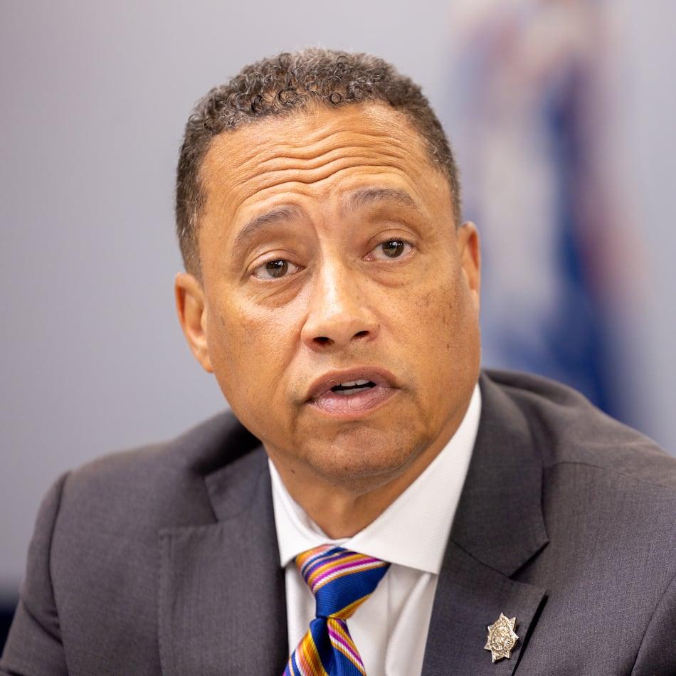 Fulton County Sheriff Patrick Labat fala durante uma entrevista coletiva