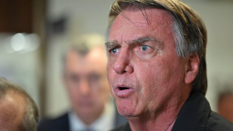 Líder do PT pede tornozeleira eletrônica para Jair Bolsonaro após fugas de aliados