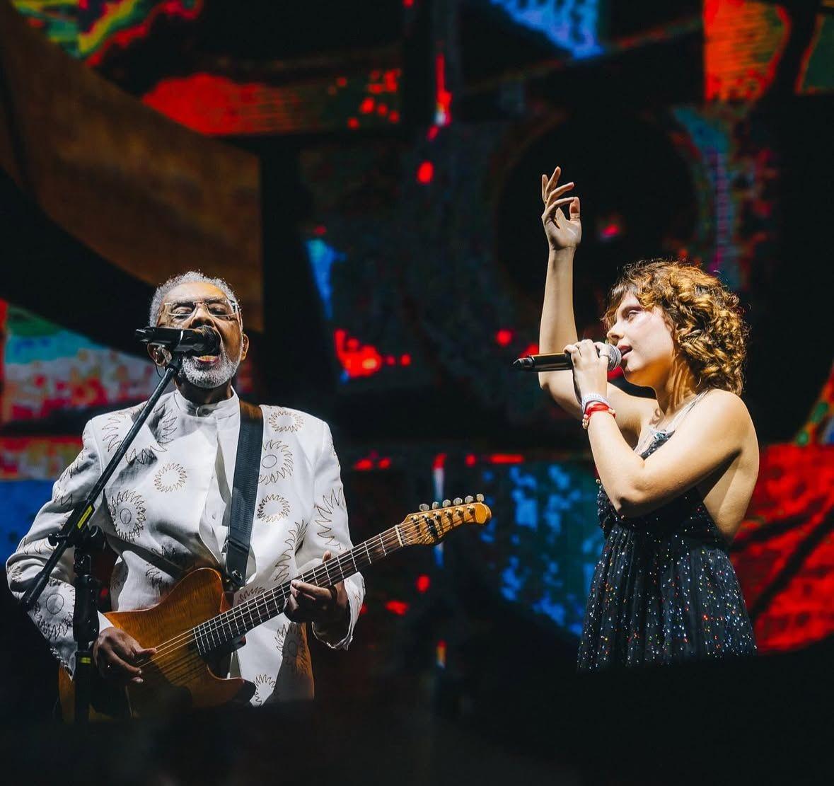 Flor Gil cantando com o avô Gilberto Gil — Foto: Pridia