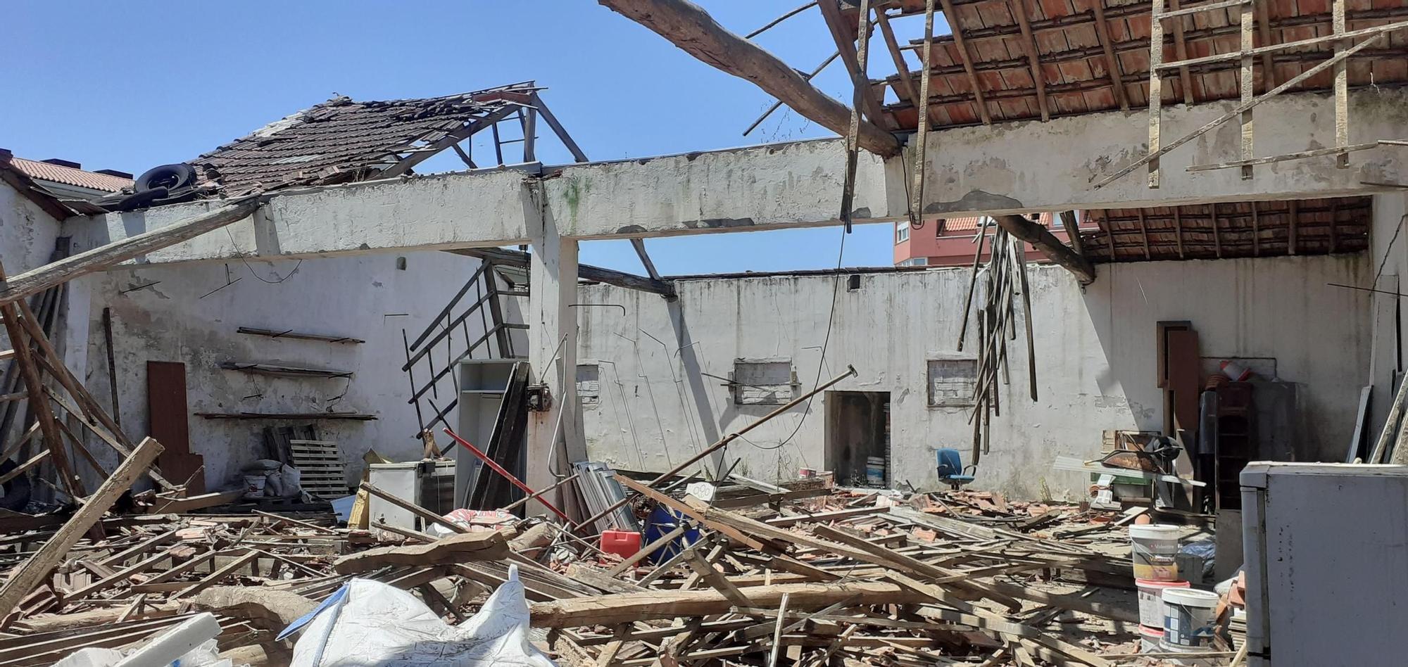 A estrutura de madeira colapsou e o tejado da nave se derrumbou.