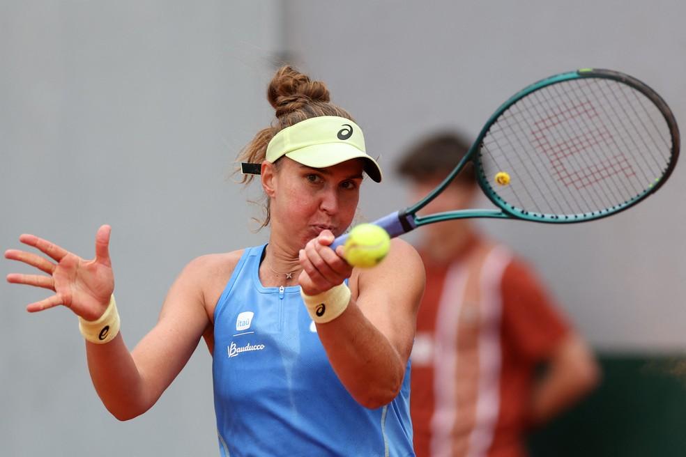 Bia Haddad rebate bola em Roland Garros