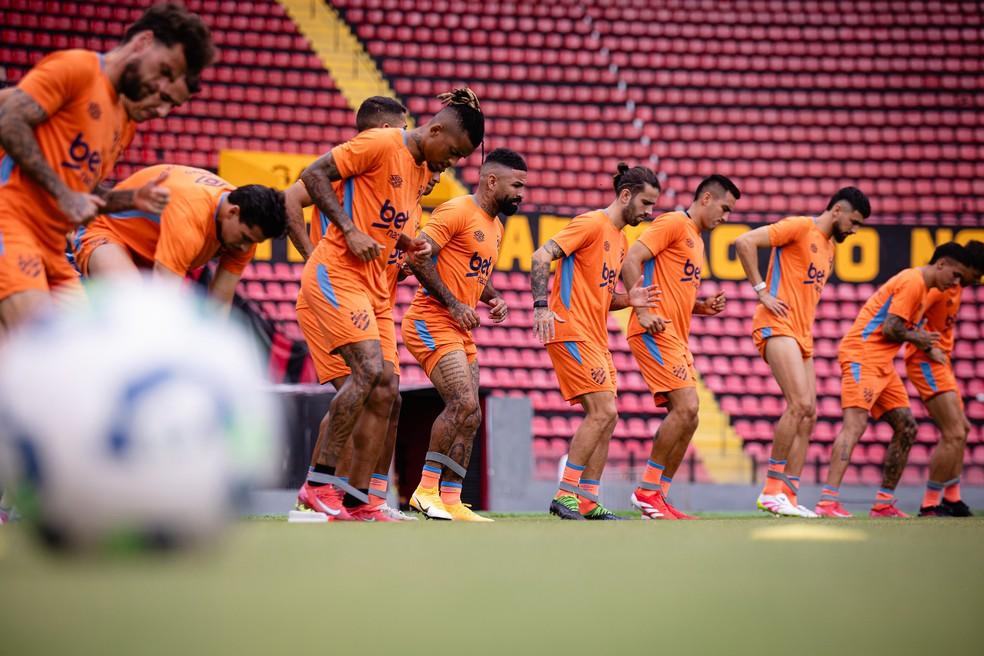 Elenco do Sport em treino na Ilha do Retiro