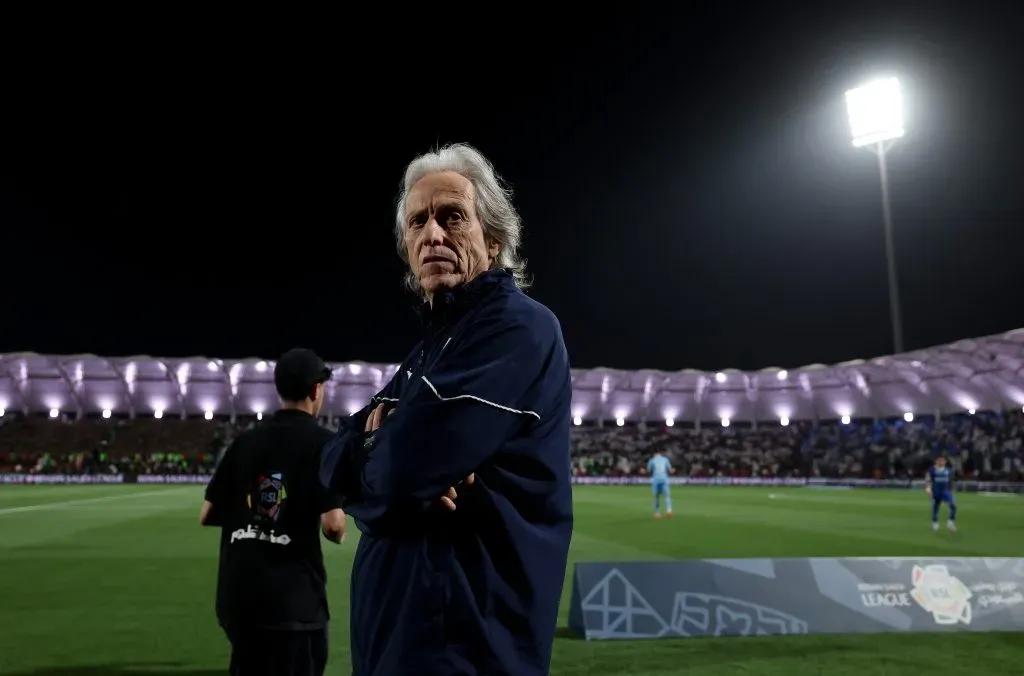 Jorge Jesus observa jogo do Al Hilal