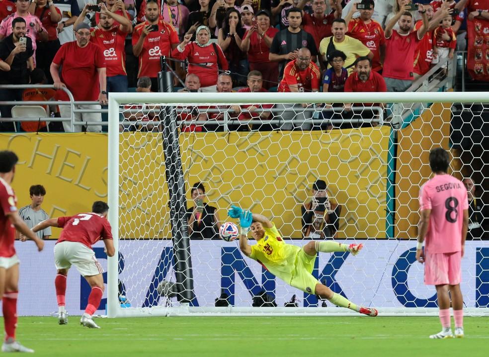 Ustari defende o pênalti cobrado por Trezeguet em Al Ahly x Inter Miami.