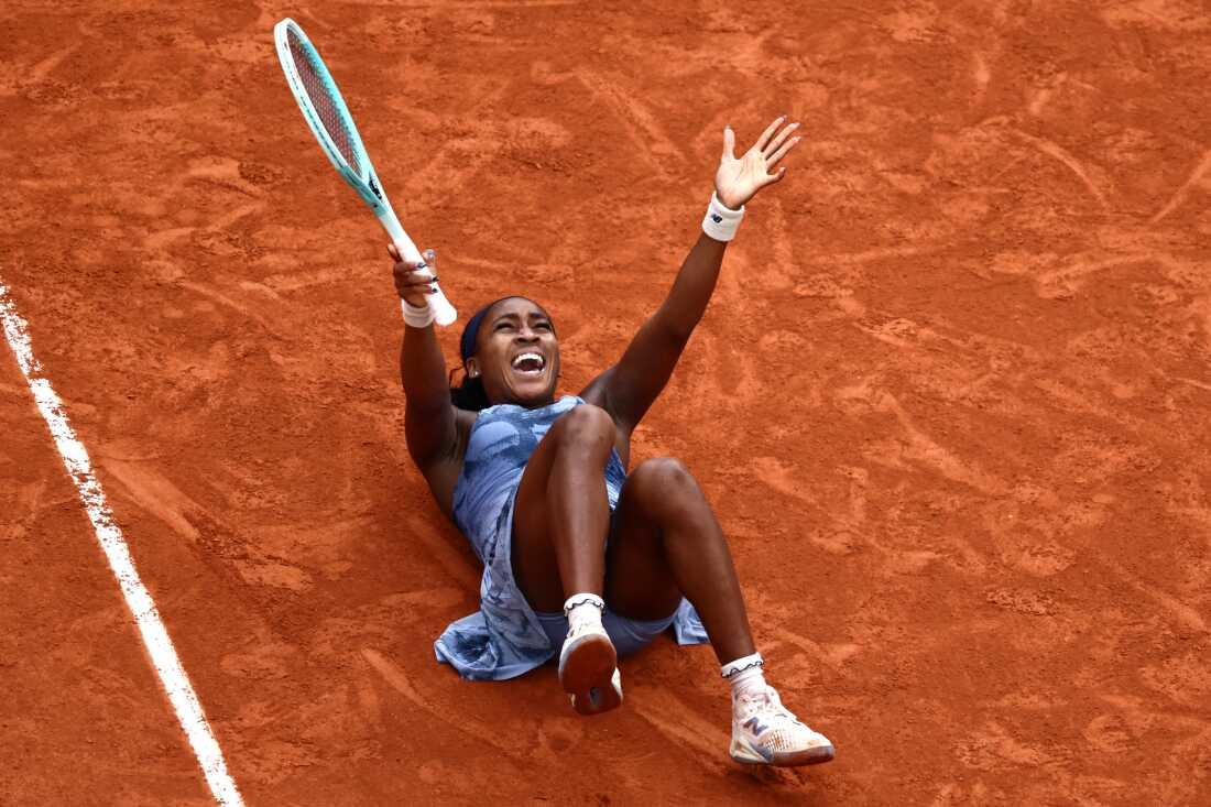 Coco Gauff celebra após vencer a final do Aberto da França contra Aryna Sabalenka.