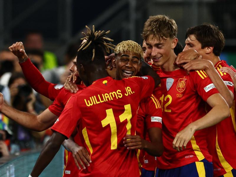 Jogadores da seleção espanhola celebram a vitória