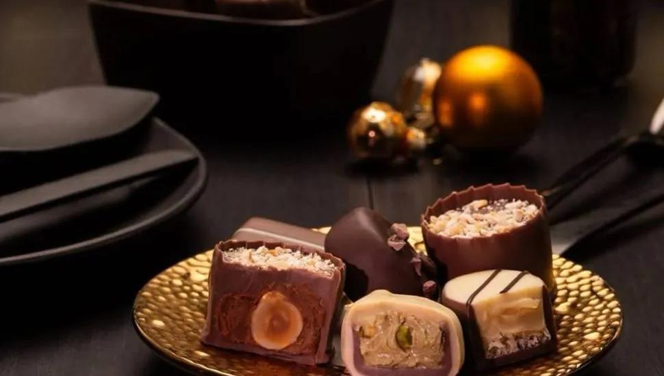 Chocolates em um prato dourado.