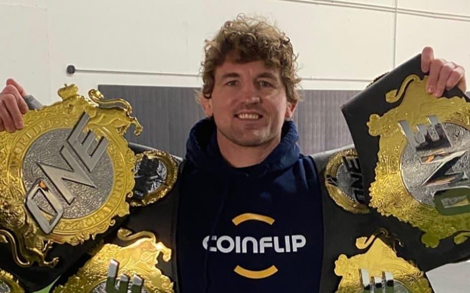 Ben Askren com cinturões do ONE Championship