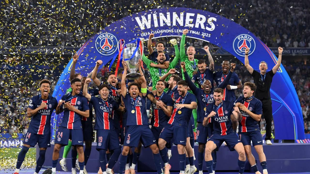 Marquinhos levanta o troféu da UEFA Champions League
