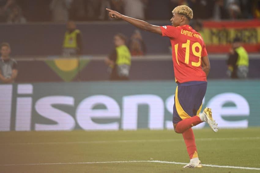 Lamine Yamal comemora gol marcado pela Espanha sobre a França, na Nations League