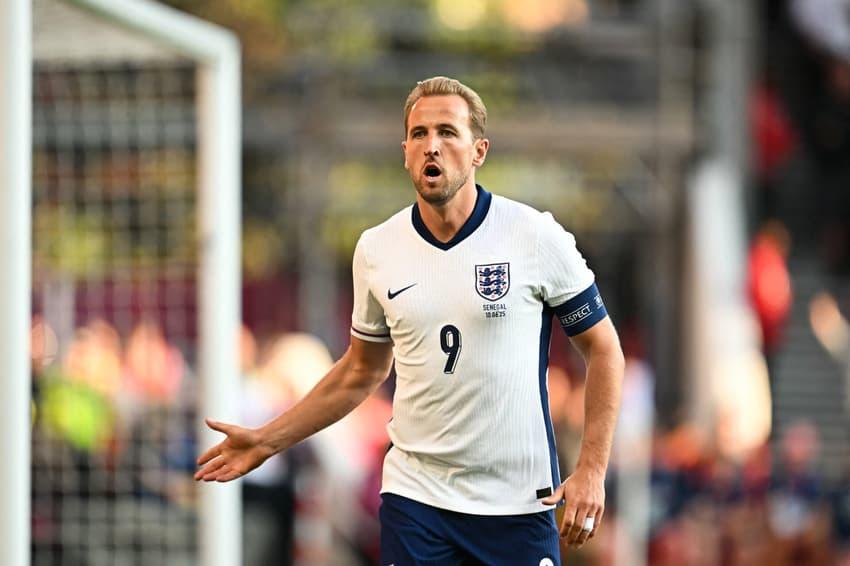 Harry Kane comemora gol da Inglaterra sobre Senegal