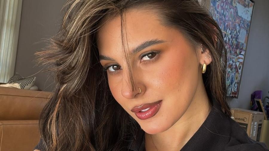 Ana Castela renovou o visual e fez luzes no cabelo.