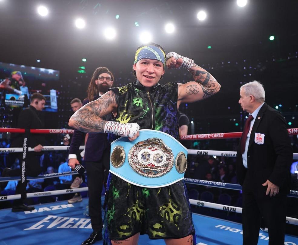 Bia Ferreira segue como campeã mundial de boxe