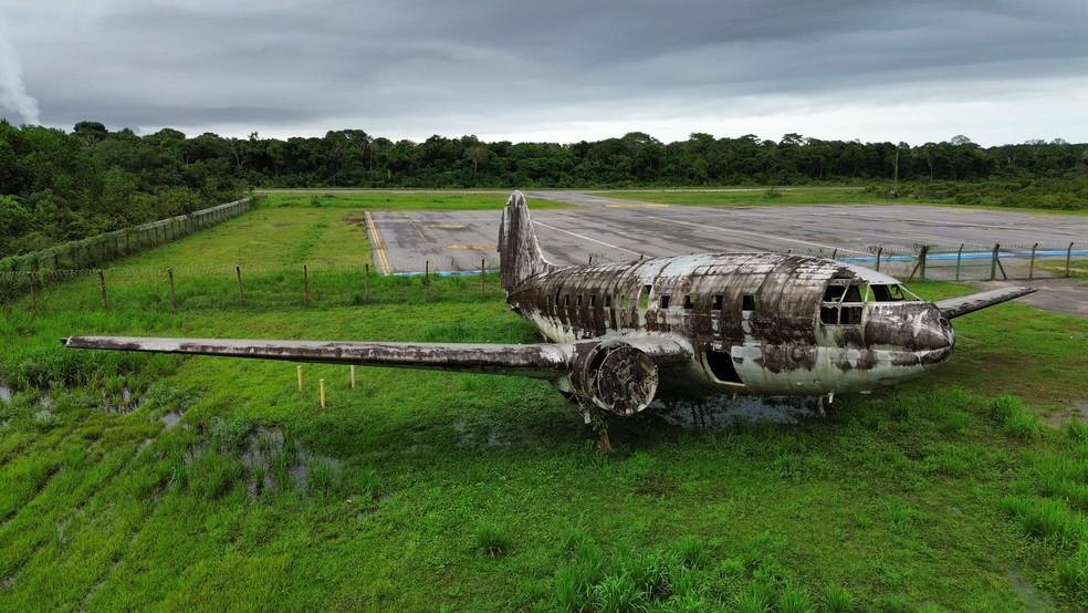 Avião está abandonado há mais de 40 anos