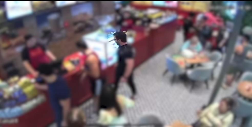 Câmera flagra padre Fábio de Melo sendo atendido em loja de SC.