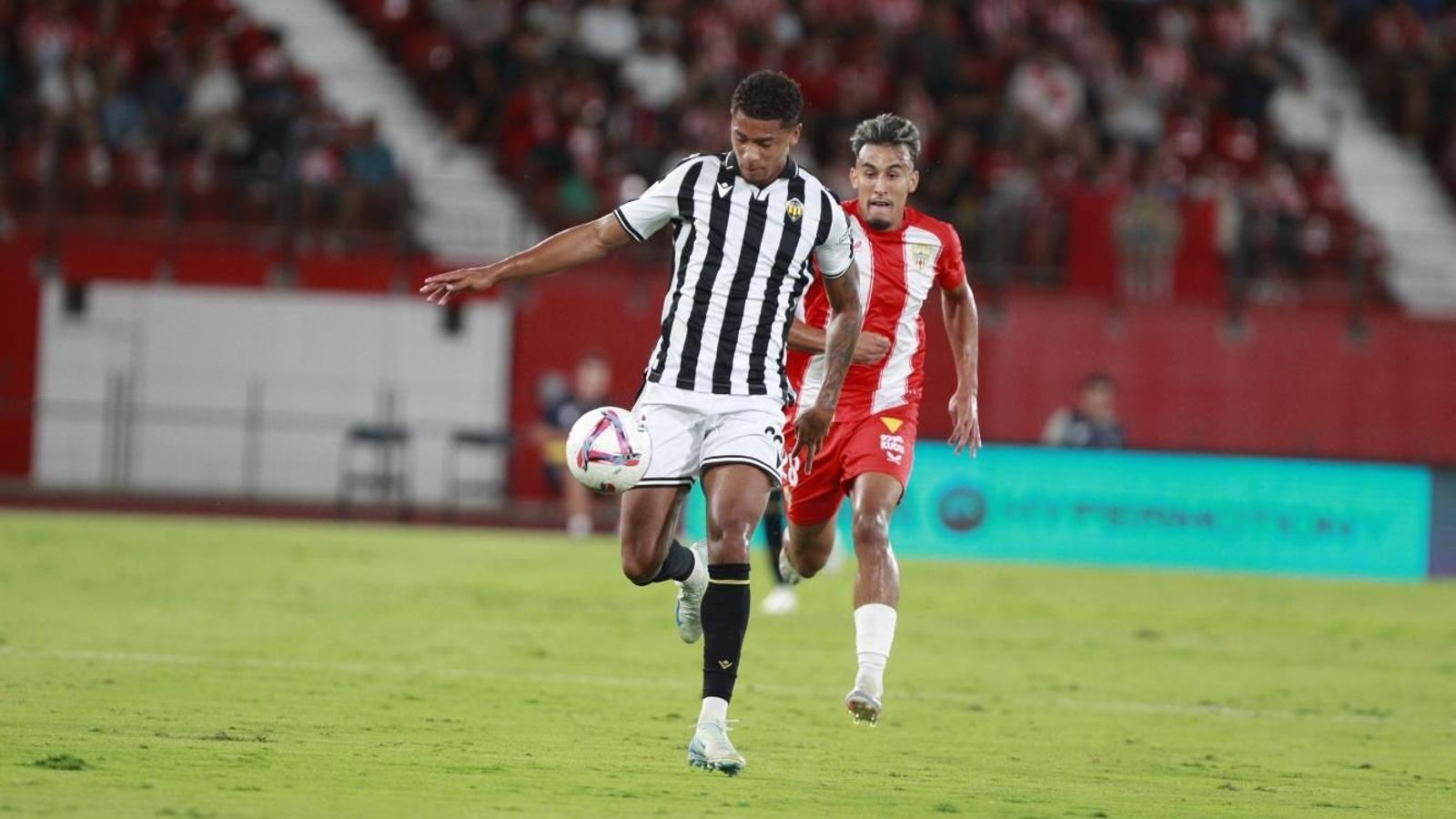 Daijiro Chirino controla o esférico no Estádio de los Jogos Mediterráneos