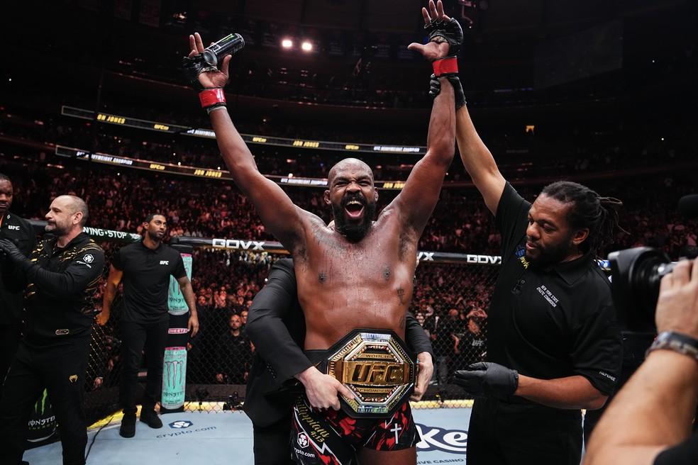 Jon Jones recebe o cinturão após vencer no UFC 309