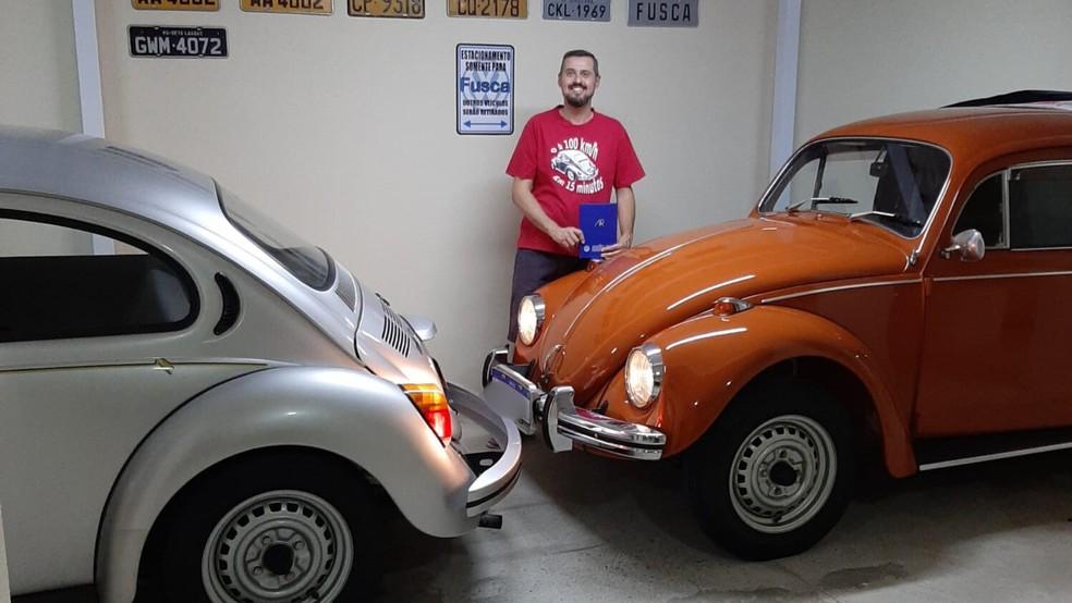 Emerson Gagliardi mantém uma coleção de fuscas em Sorocaba (SP)