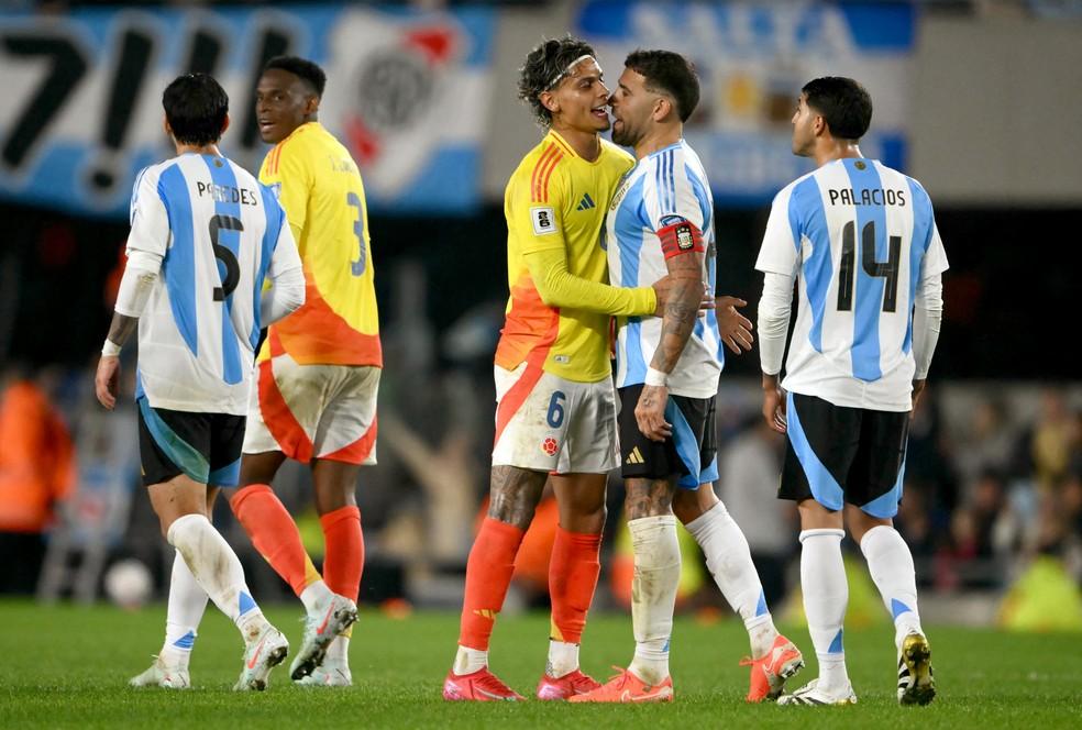 Richard Ríos e Otamendi se estranharam muito em Argentina x Colômbia