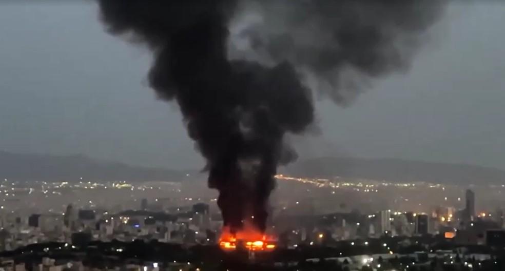 Chamas e fumaça sobem do horizonte de Teerã enquanto Israel bombardeia o Irã
