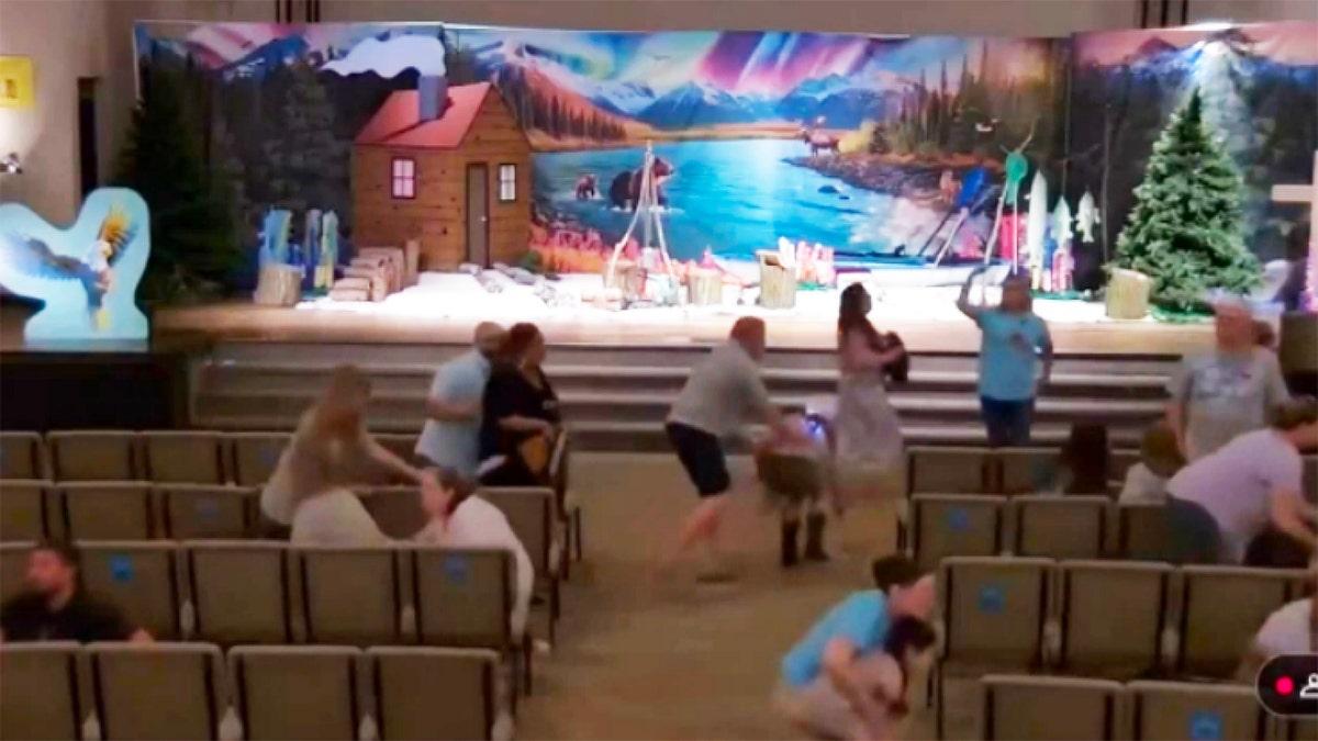 Fugida de fiéis da Crosspointe Church após disparos