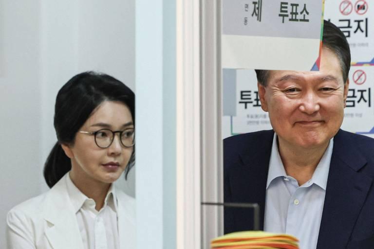 Pessoas votando em um local de votação na Coreia do Sul.