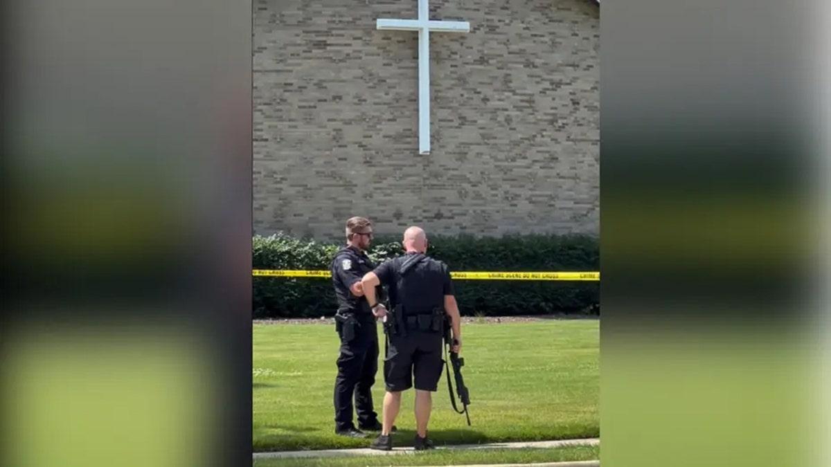 Policiais de Wayne em frente à Crosspointe Church