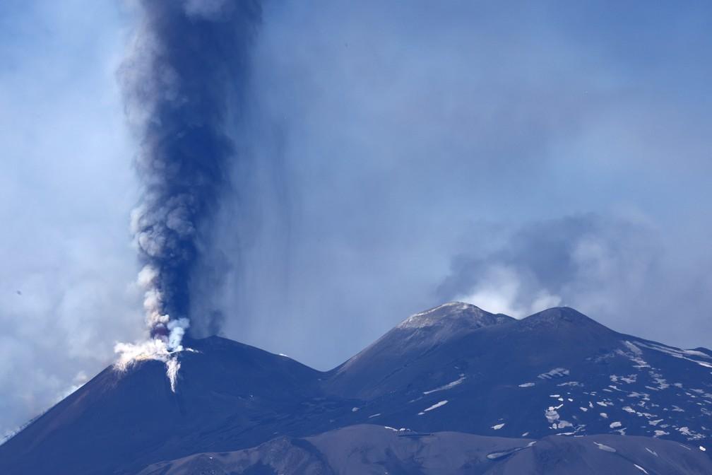 Nuvens de fumaça saindo do Etna
