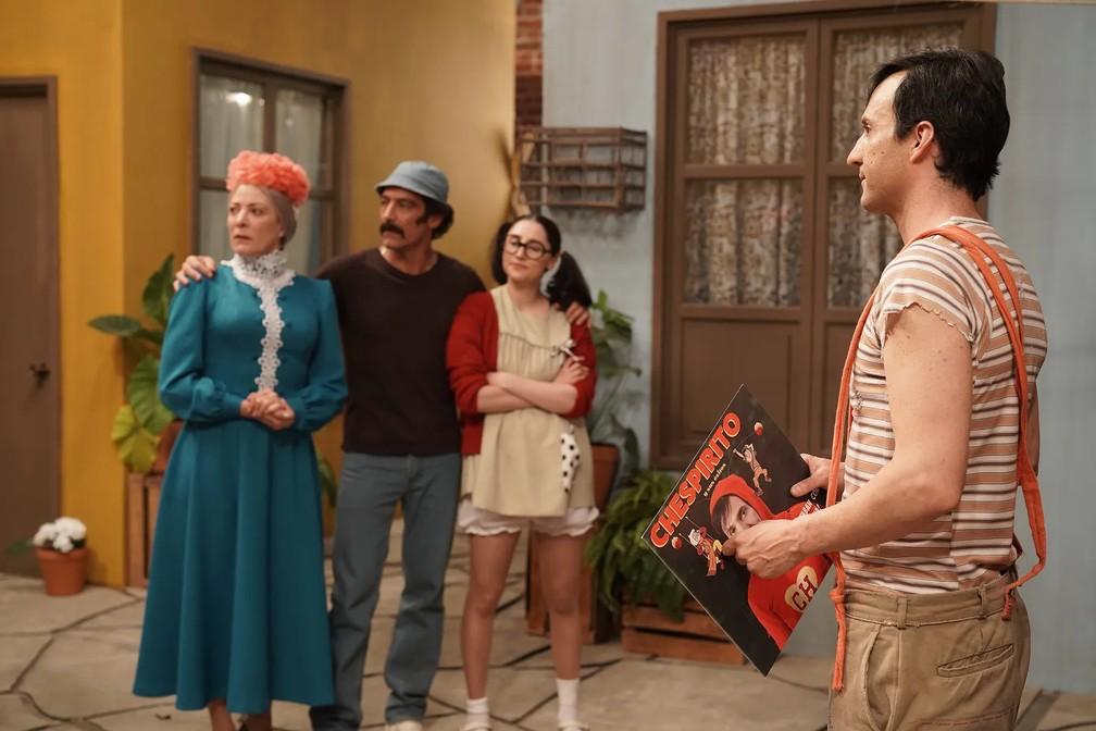 Pablo Cruz (Chaves) e o elenco de 'Chespirito: Sem querer querendo'