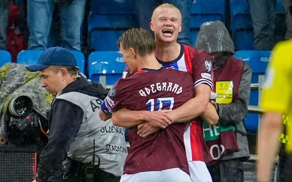 Haaland e Odegaard se abraçam na comemoração do gol da Noruega sobre a Itália, pelas Eliminatórias para a Copa do Mundo.