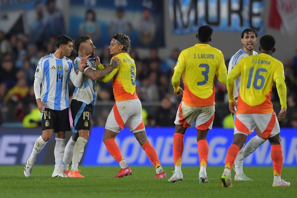 Otamendi, da Argentina, e Richard Ríos, do Palmeiras e da Colômbia, discutem no Monumental