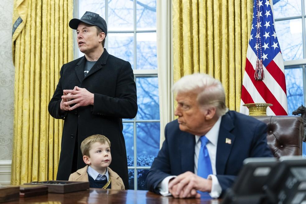 Elon Musk, ao lado do filho X, fala à imprensa com o presidente Trump durante assinatura de ordem executiva na Casa Branca