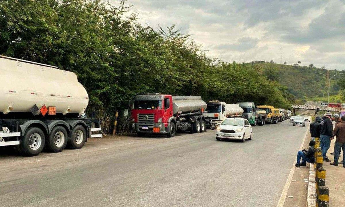 Caminhões-tanque parados na entrada da base da Vibra em Betim, MG