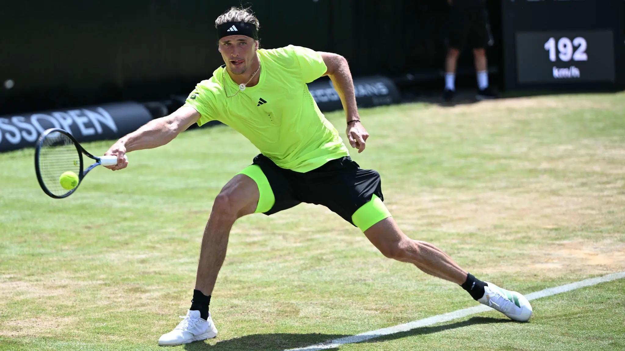 Alexander Zverev em ação durante as Boss Open 2025