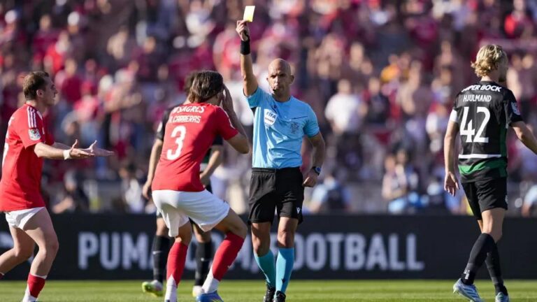 Luís Godinho é nomeado pela FIFA após polêmica no dérbi do Jamor