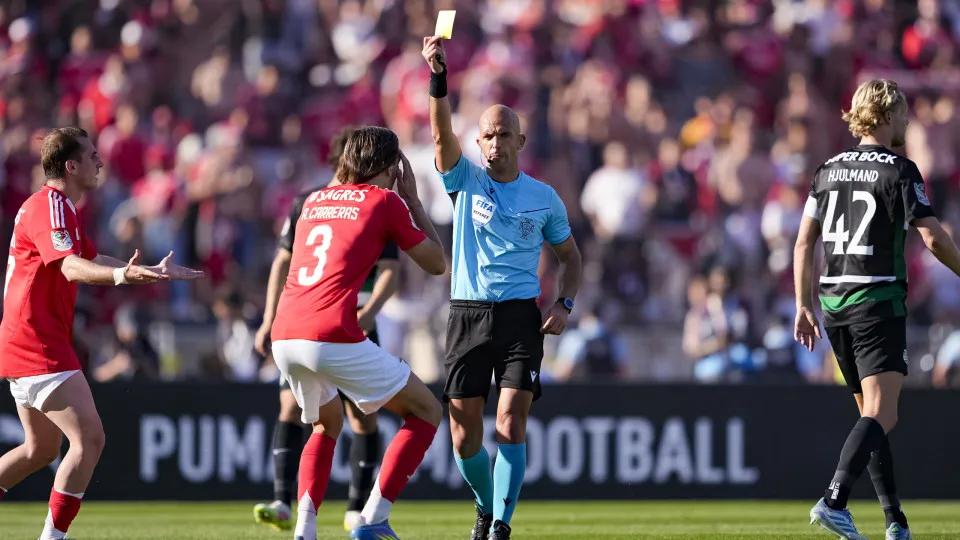 Árbitro Luís Godinho mostra cartão amarelo durante a final da Taça de Portugal