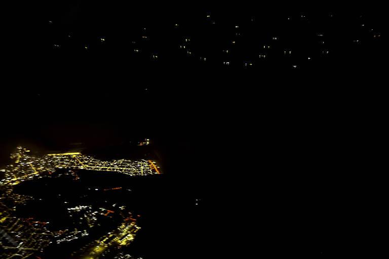 A entrada e o canal do porto de Santos.